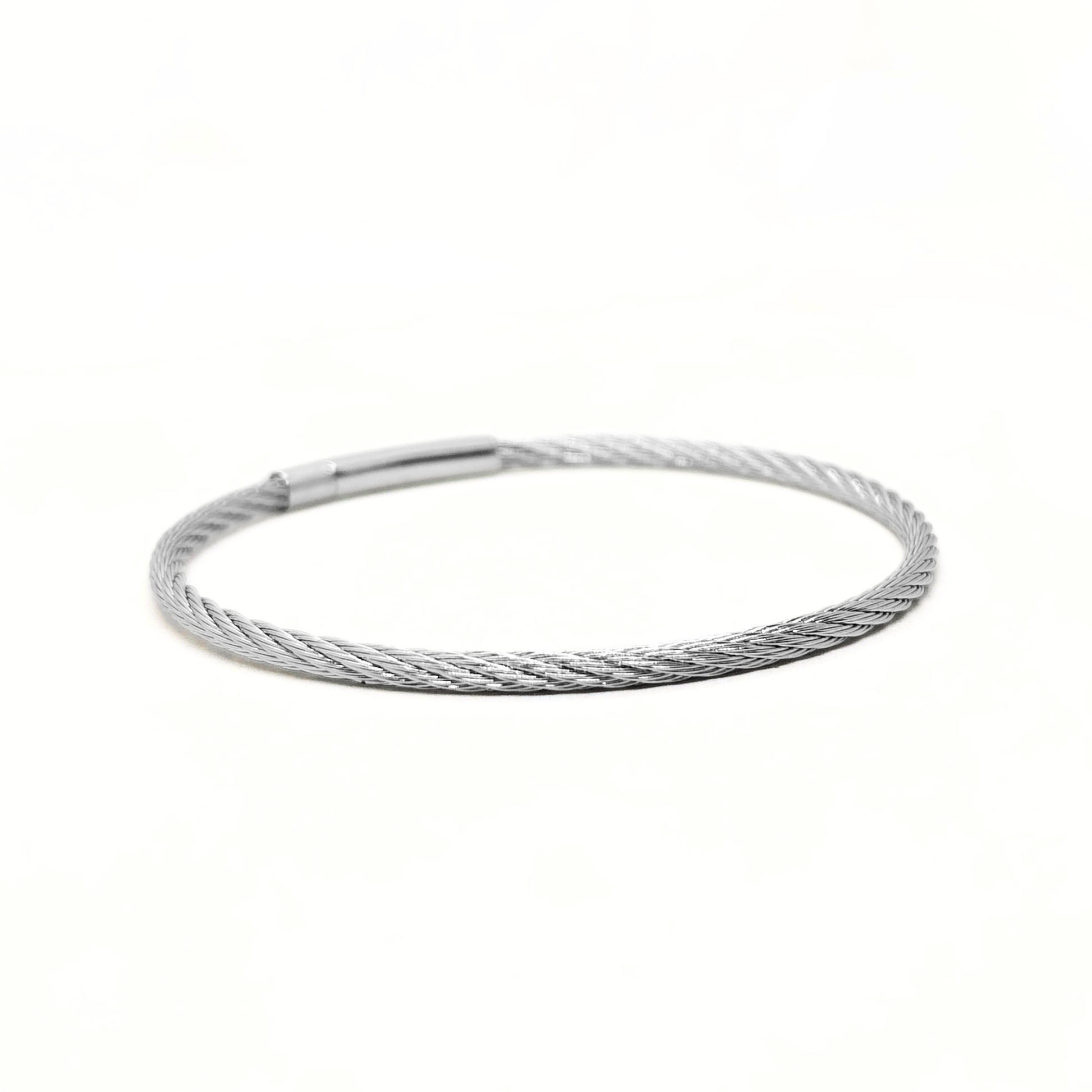 Silver stainless steel bracelet with a twisted design and a magnetic clasp, ideal for men's fashion. Model B-146.