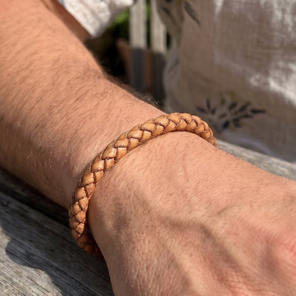 إسورة جلد بني فاتح مضفّر على الدراع، تفاصيل القفل الدهبي، Overpowered Accessories