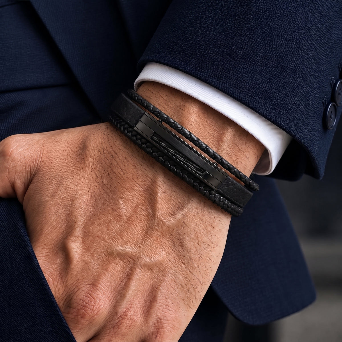 إسورة جلد أسود على الإيد بسير مزدوج بملمس مميز وإبزيم معدن، Overpowered Accessories