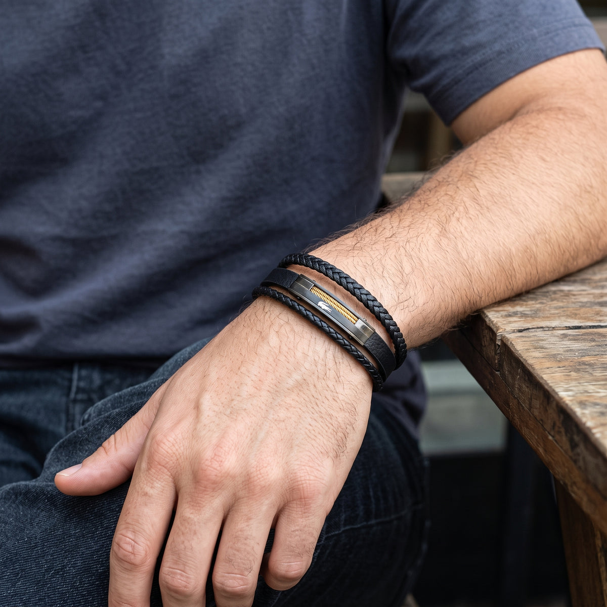 Adjustable men's leather bracelet with braided strap and gold-toned stainless details