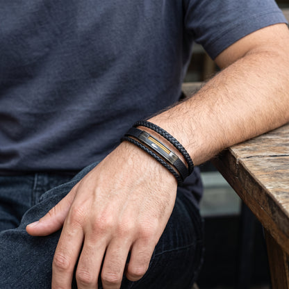 Adjustable men's leather bracelet with braided strap and gold-toned stainless details